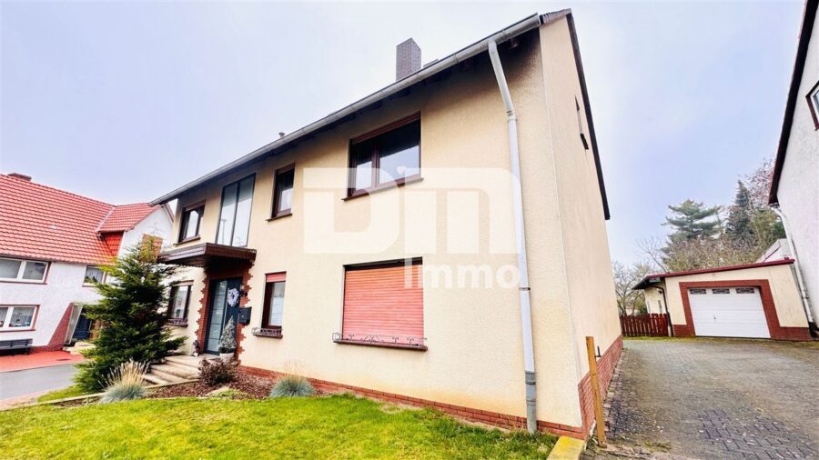 Gepflegtes Ein- bis Zweifamilienhaus + Garage, Terrasse und Balkon auf großem Grundstück - Frontansicht